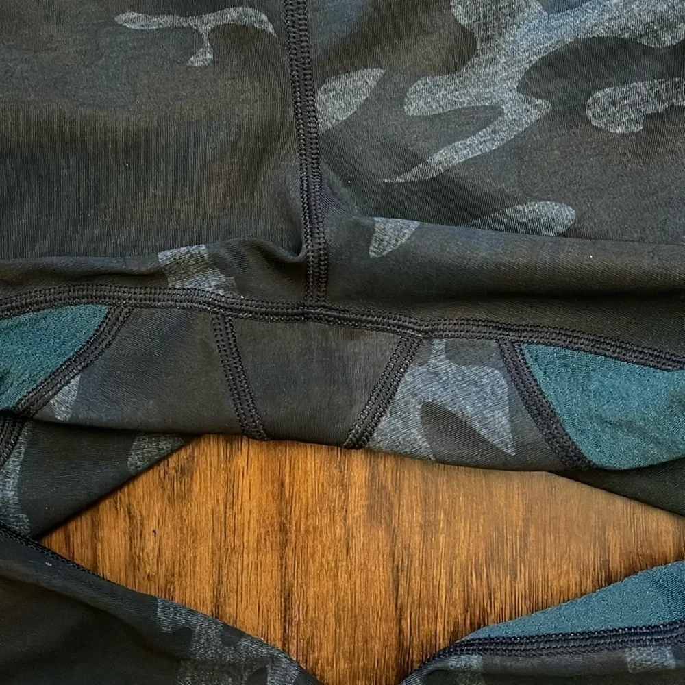 Lululemon Camo Leggings - Clip-in Crop - Alberta Lake Navy Blue - sz 4